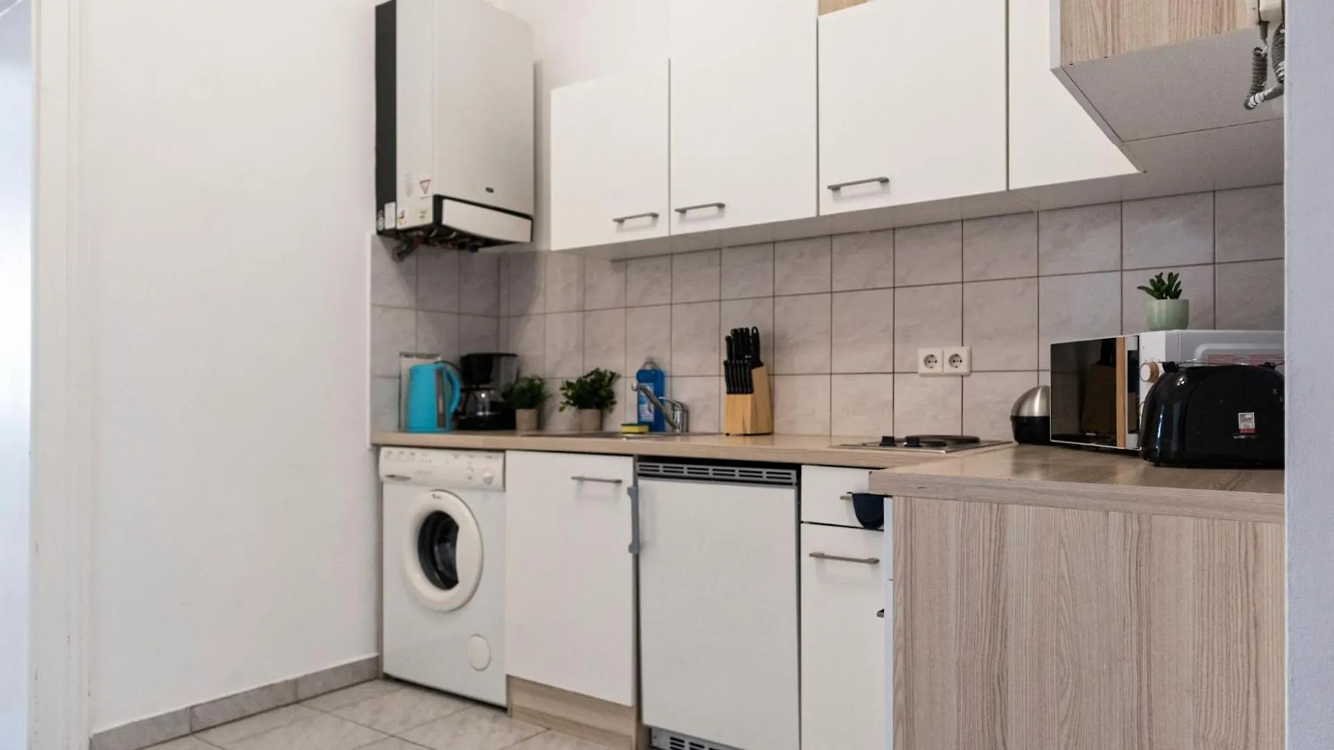 Apartment Prime Location & Peaceful Shared 2 Bedroom Apt With Backyard Vienna