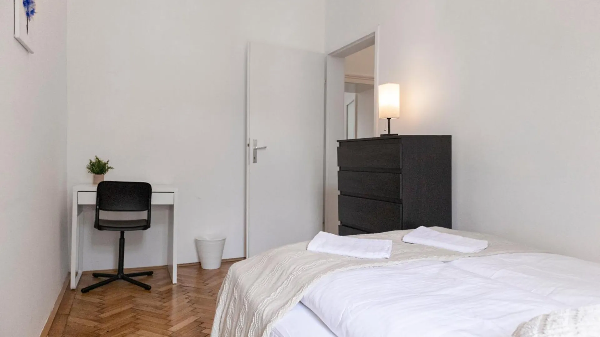 Prime Location & Peaceful Shared 2 Bedroom Apt With Backyard Vienna 0*,  Austria