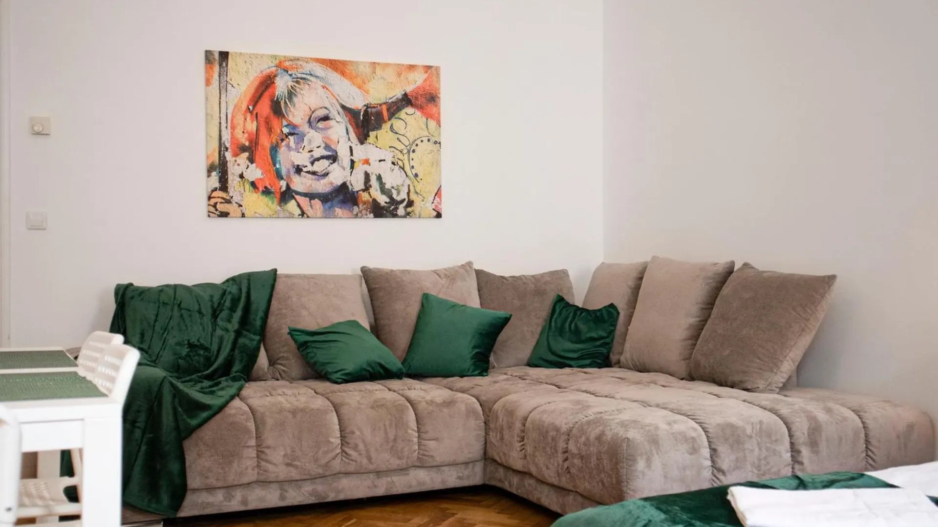 Prime Location & Peaceful Shared 2 Bedroom Apt With Backyard Vienna