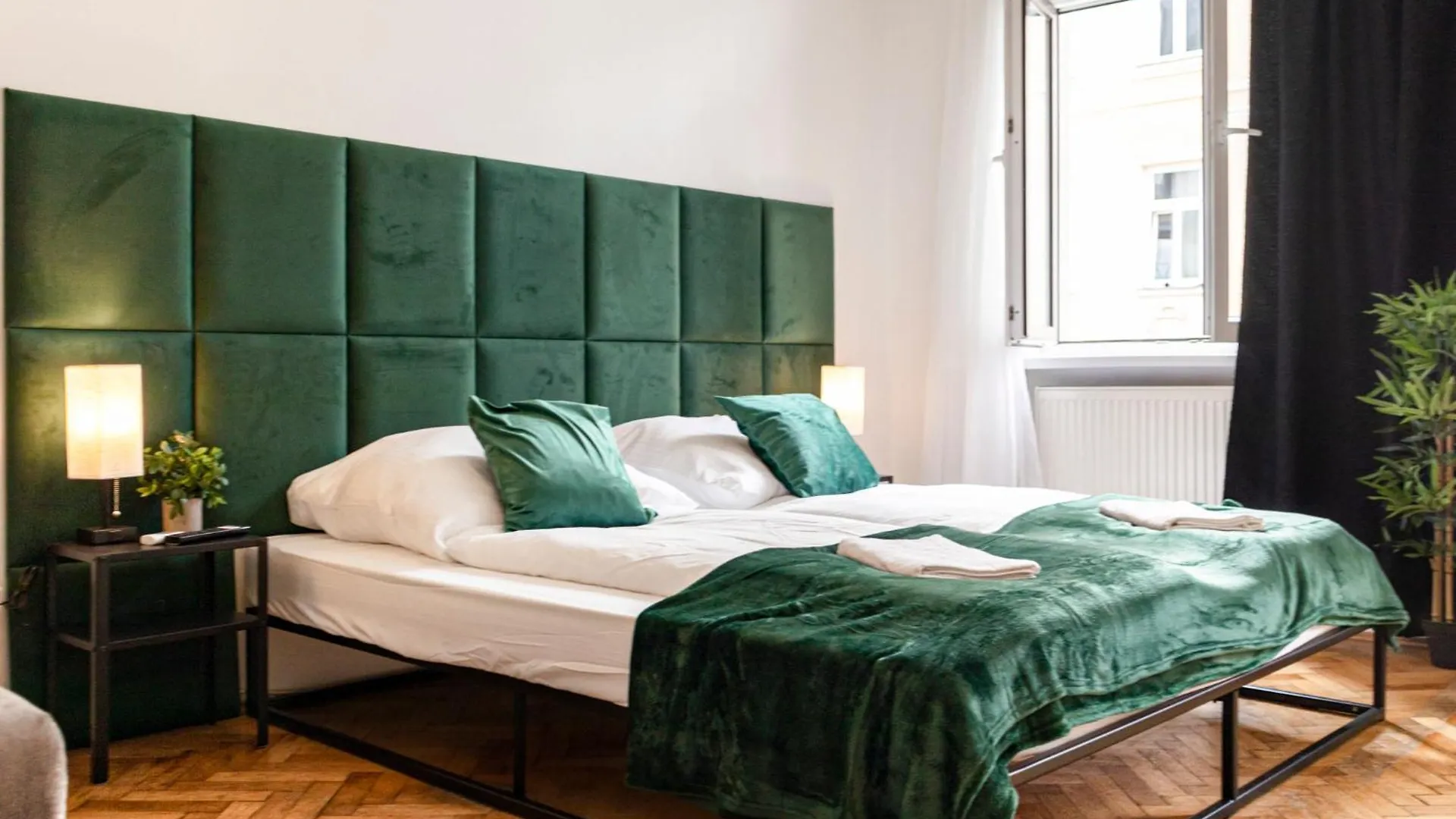 Prime Location & Peaceful Shared 2 Bedroom Apt With Backyard 비엔나 아파트