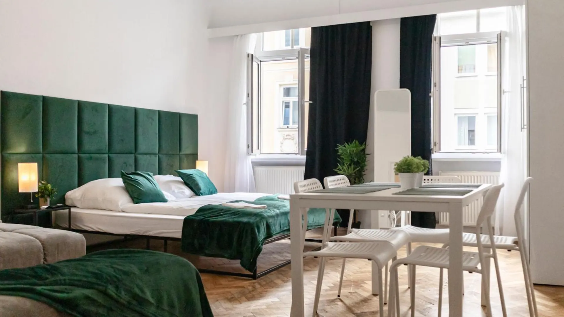 Prime Location & Peaceful Shared 2 Bedroom Apt With Backyard 비엔나