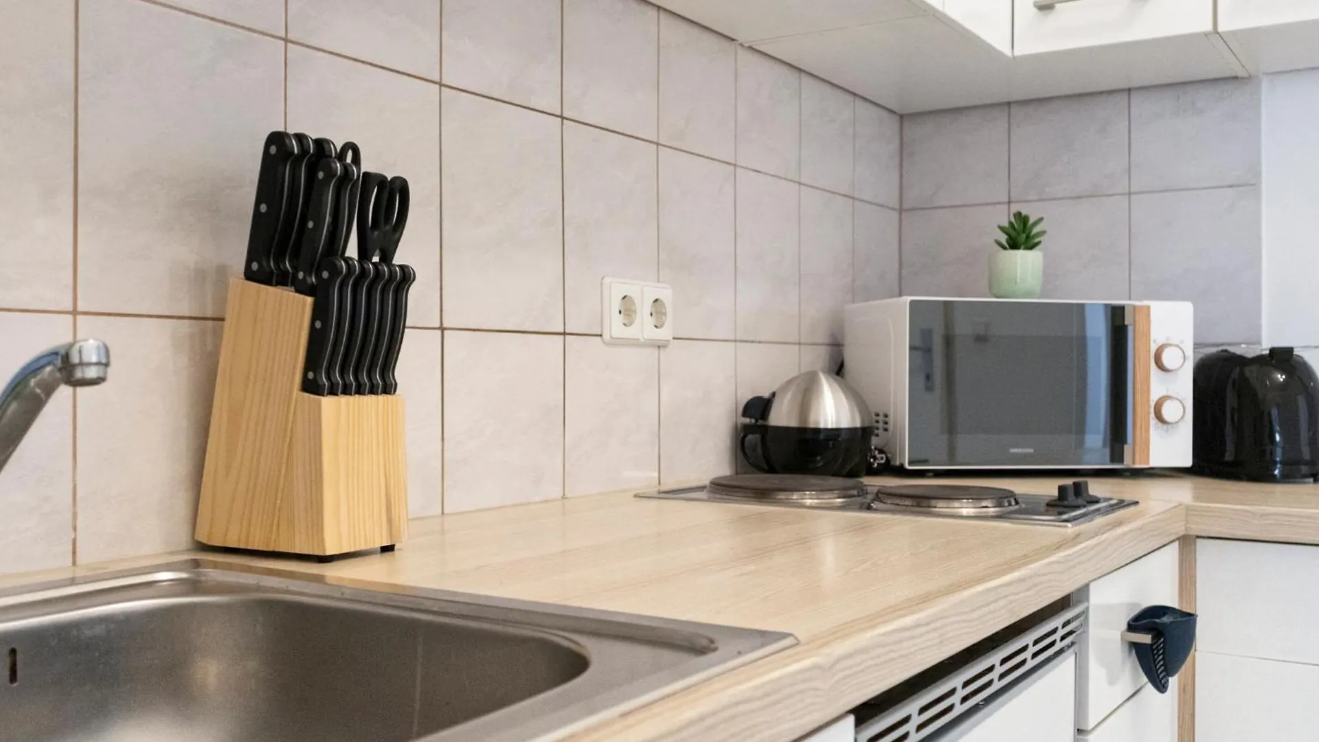 Prime Location & Peaceful Shared 2 Bedroom Apt With Backyard Wiedeń 0*,  Austria