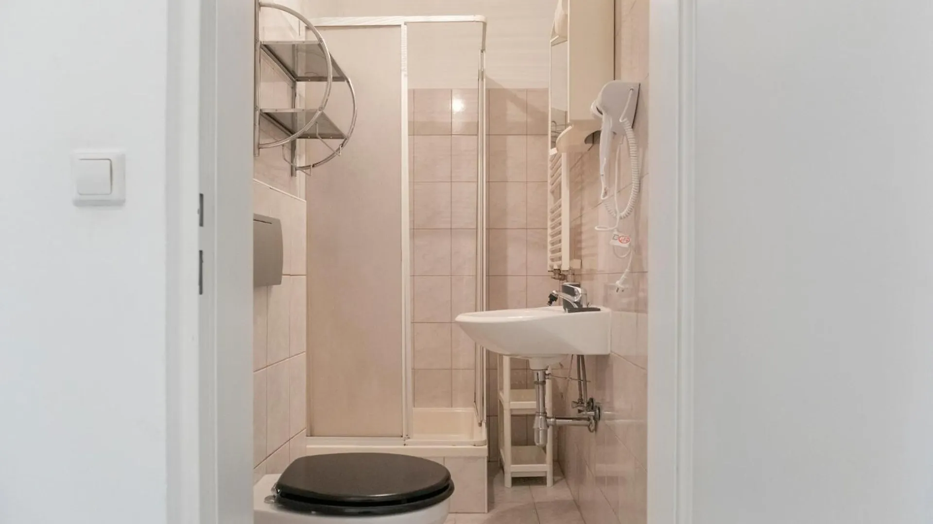 Prime Location & Peaceful Shared 2 Bedroom Apt With Backyard Wiedeń Apartament