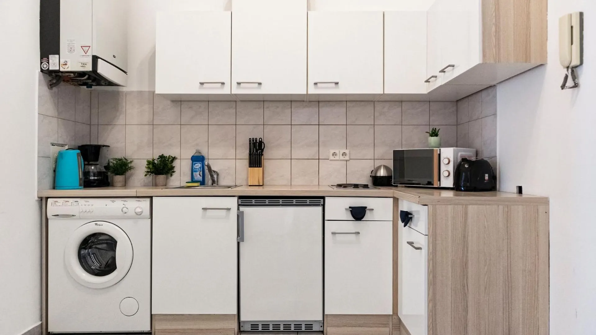Apartament Prime Location & Peaceful Shared 2 Bedroom Apt With Backyard Wiedeń